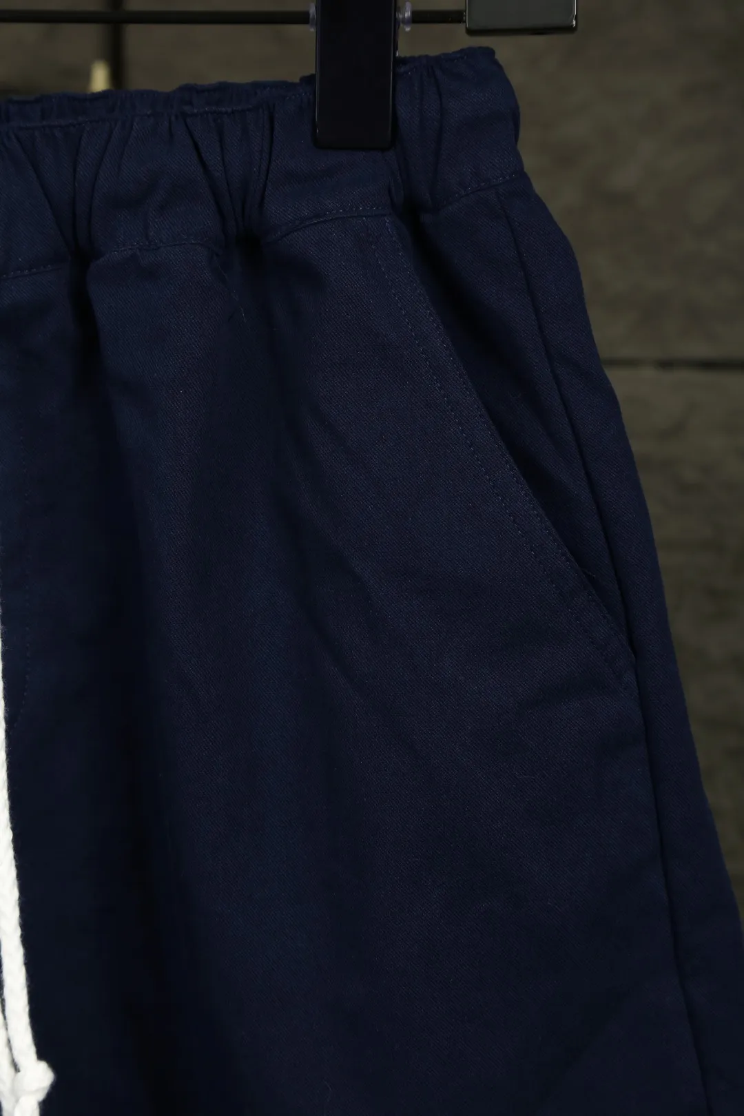 P146 Actual photo [Hot in summer] Style number: 25051# Color: Black/Navy/Khaki/Beige/Matte Pink Size: S to 100% restoration of workmanship, fake placket design with front waves, double stitched lines covering the independent waistband, 0.6 thread pressure for the whole garment ✅ - RL/women's classic drawstring cotton shorts, super long and wide-leg style, the upper body does not stick to the legs, breathable and cool, drawstring elastic waist, easy to wear and match, all shirts and short-sleeved suits are good-looking. If you like the lazy style, you must buy the refreshing commuting OOTD, practical and full, a must-have item for the summer wardrobe, clean and refreshing